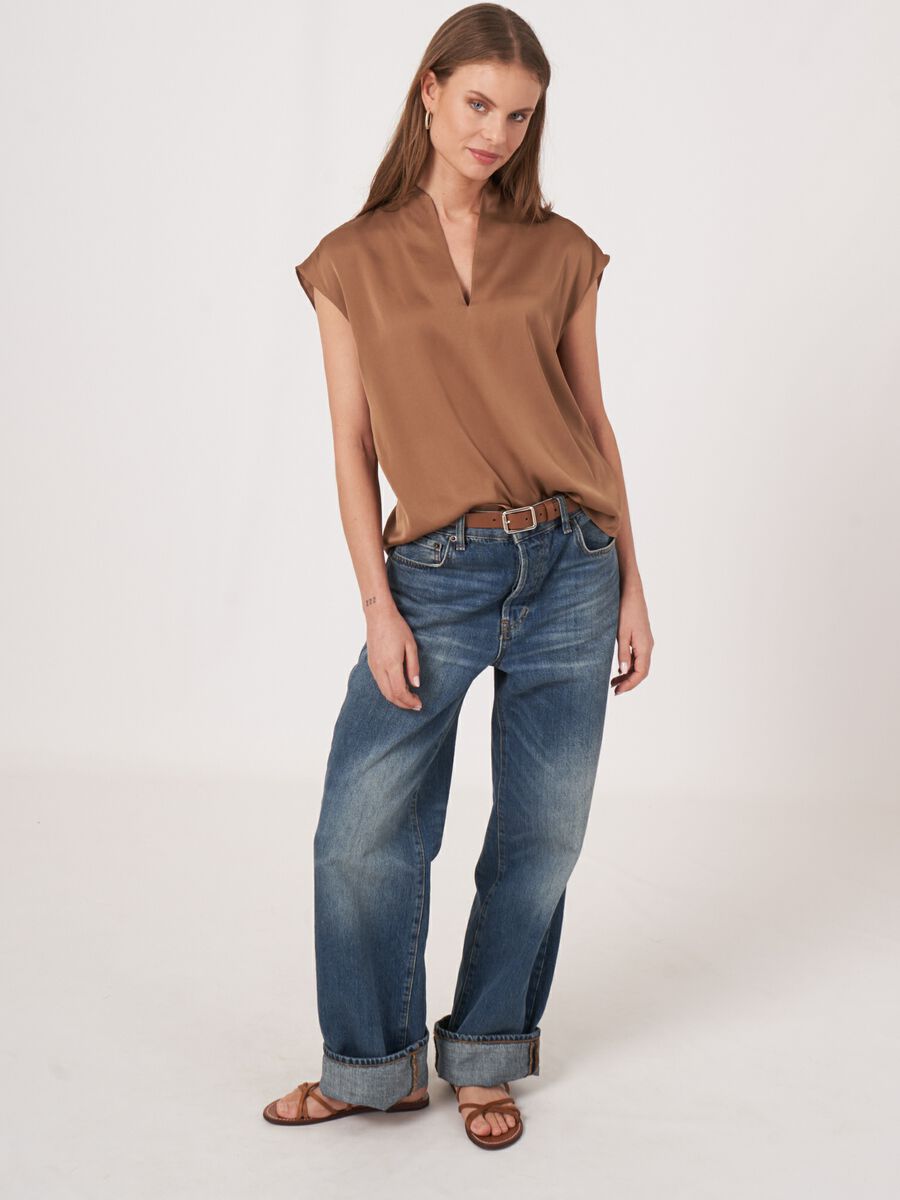 Mouwloze zijden top met hals met splitje image number 4