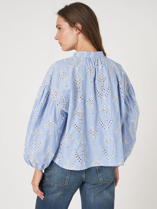 Chemisier brodé avec cordon à pompon gland