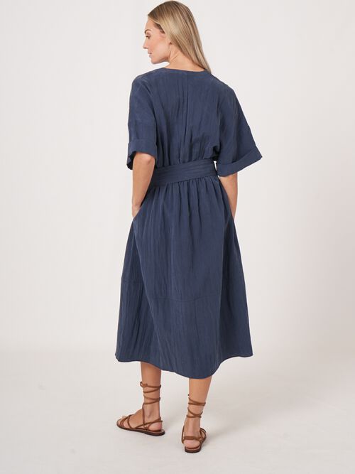 Jurk met wijde mouwen en ceintuur