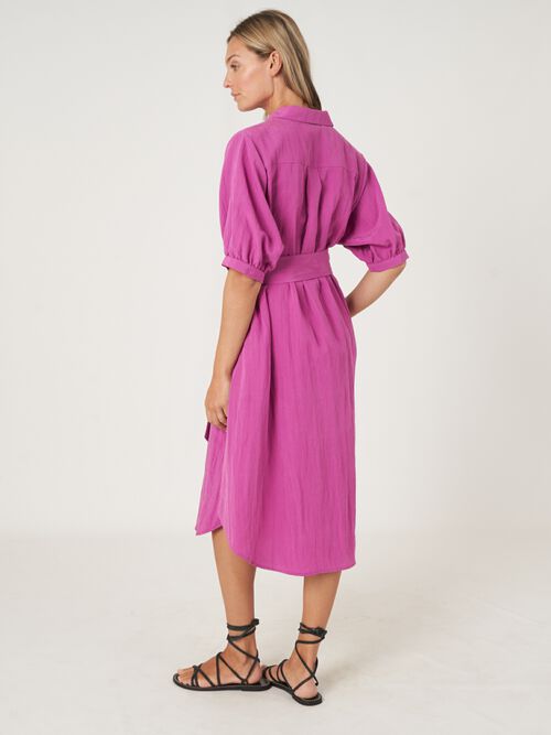 Hemdkleid mit kurzen Puffärmeln und Gürtel