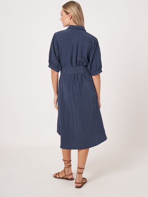 Hemdkleid mit kurzen Puffärmeln und Gürtel
