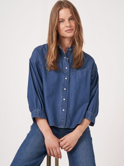 Losvallende denim blouse met ruchekraag