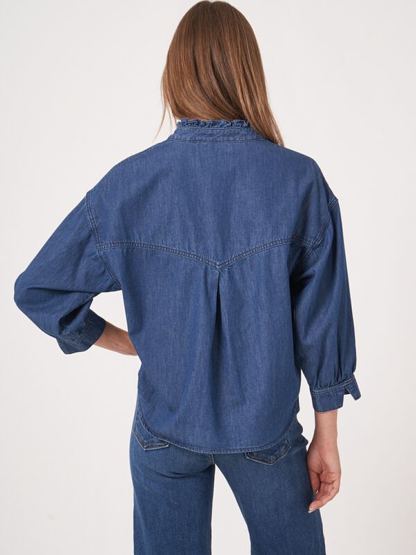 Locker geschnittene Denim-Bluse mit R&uuml;schenkragen image number 1