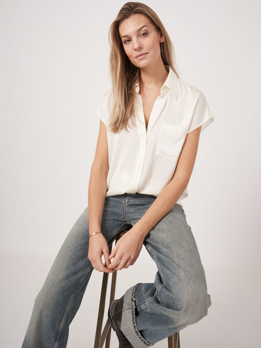 Mouwloze zijden blouse met borstzakje image number 0