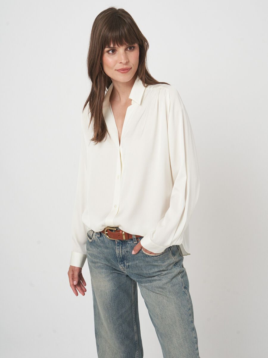 Zijden blouse met losse pasvorm image number 1