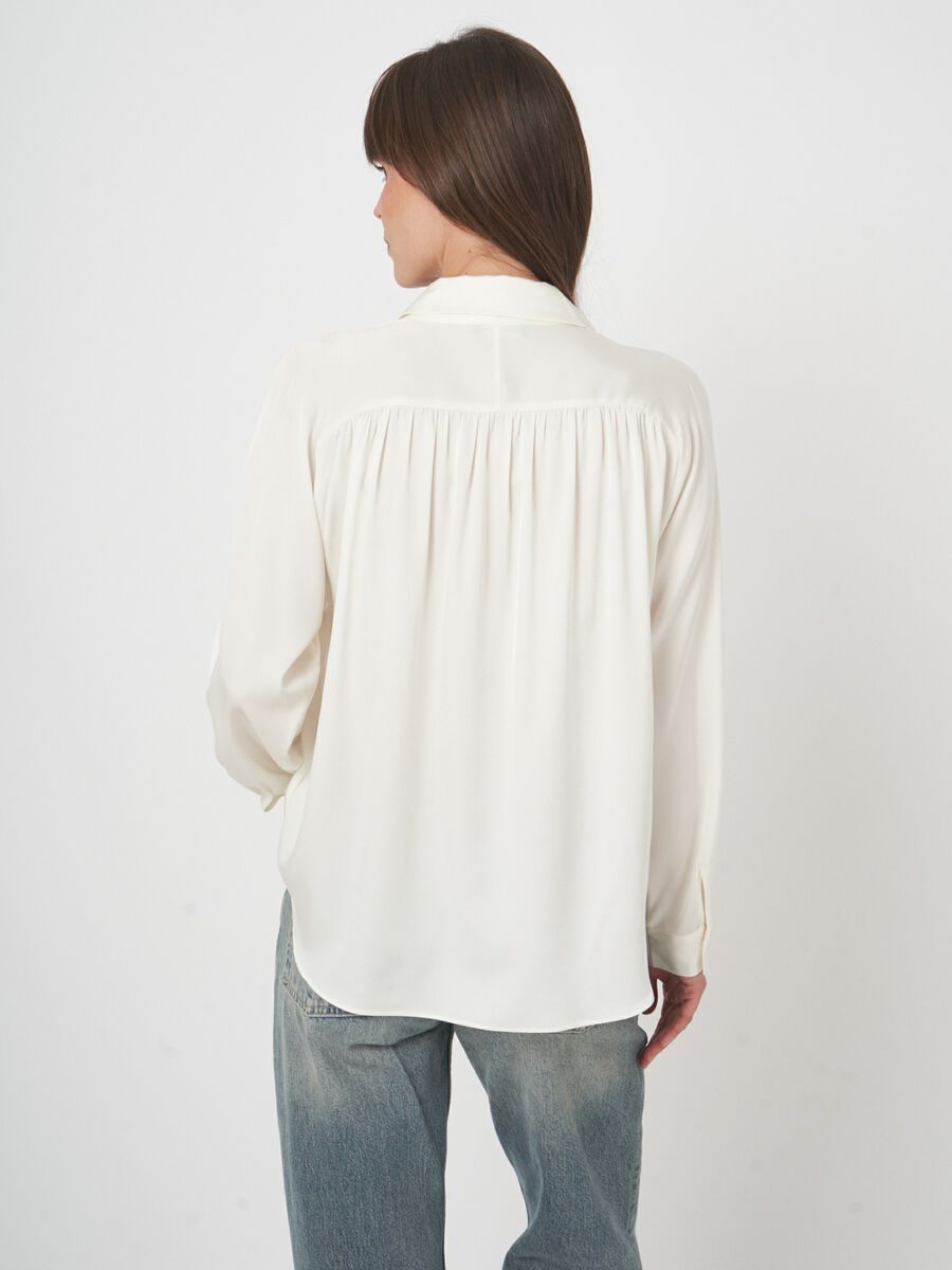 Zijden blouse met losse pasvorm image number 2