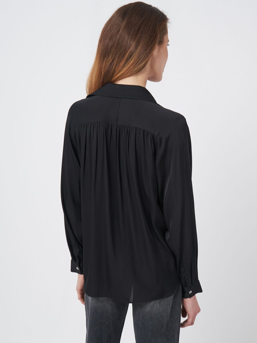 Zijden blouse met losse pasvorm image number 3