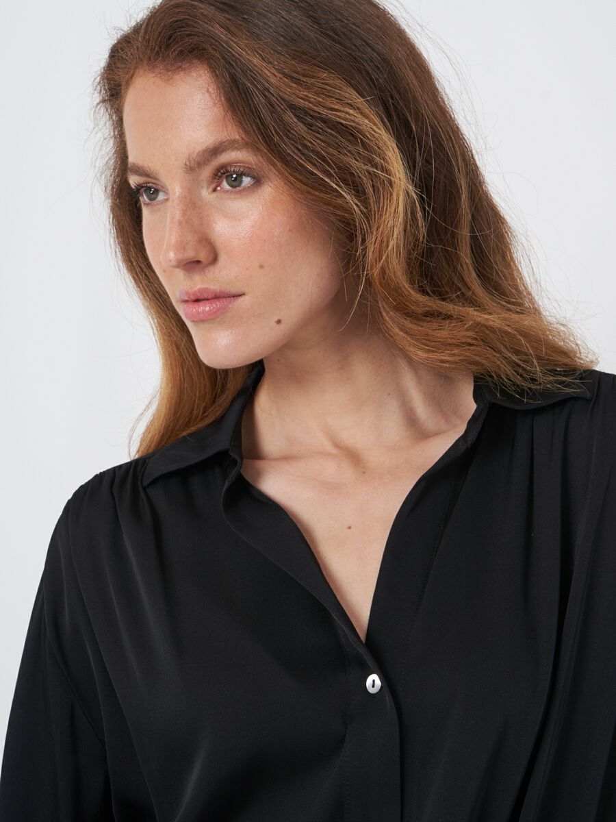 Zijden blouse met losse pasvorm image number 2