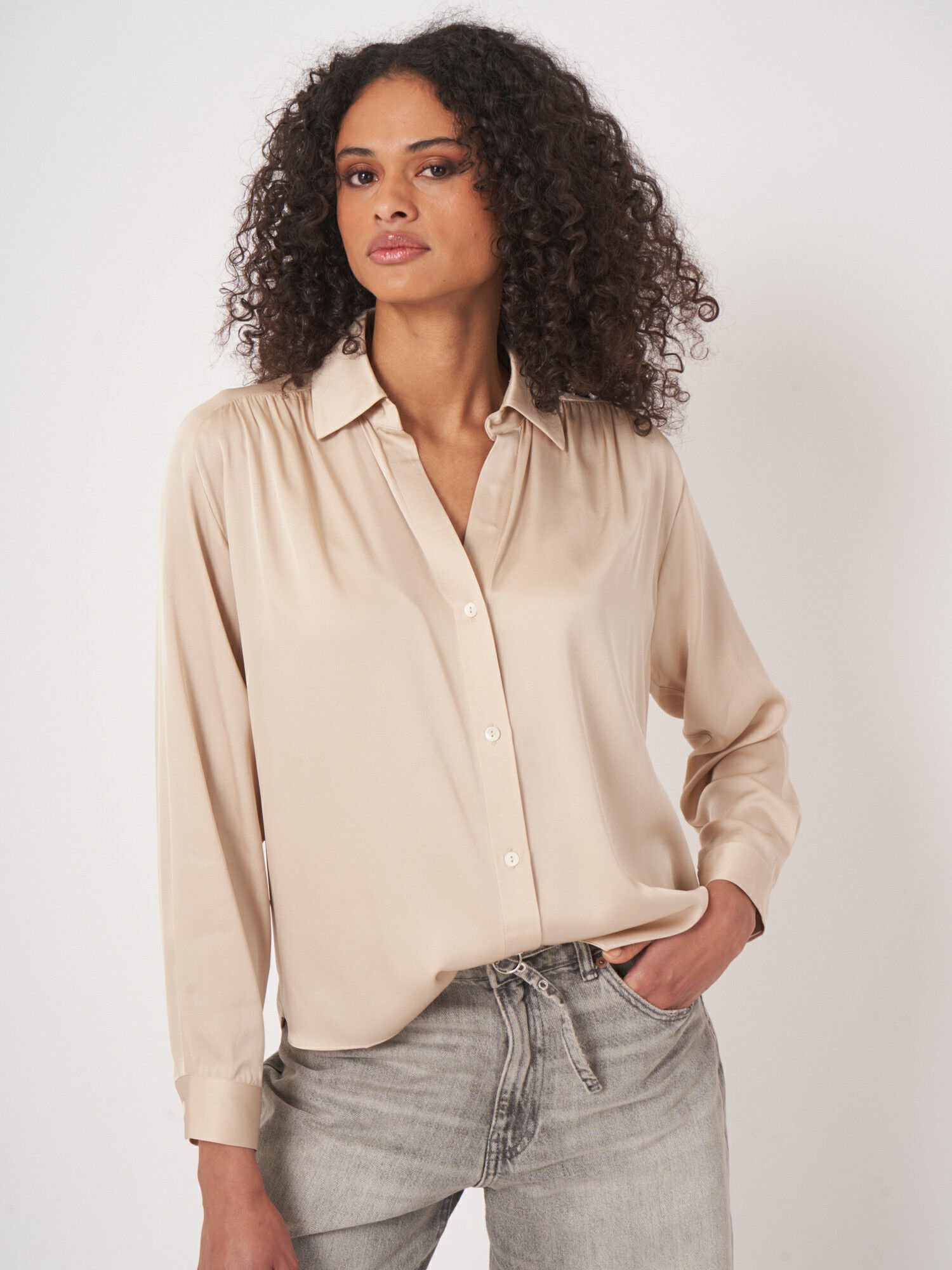 Zijden blouse met losse pasvorm afbeelding
