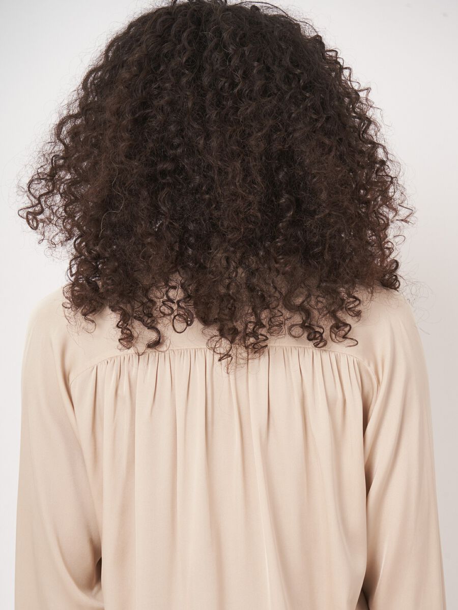 Zijden blouse met losse pasvorm image number 2