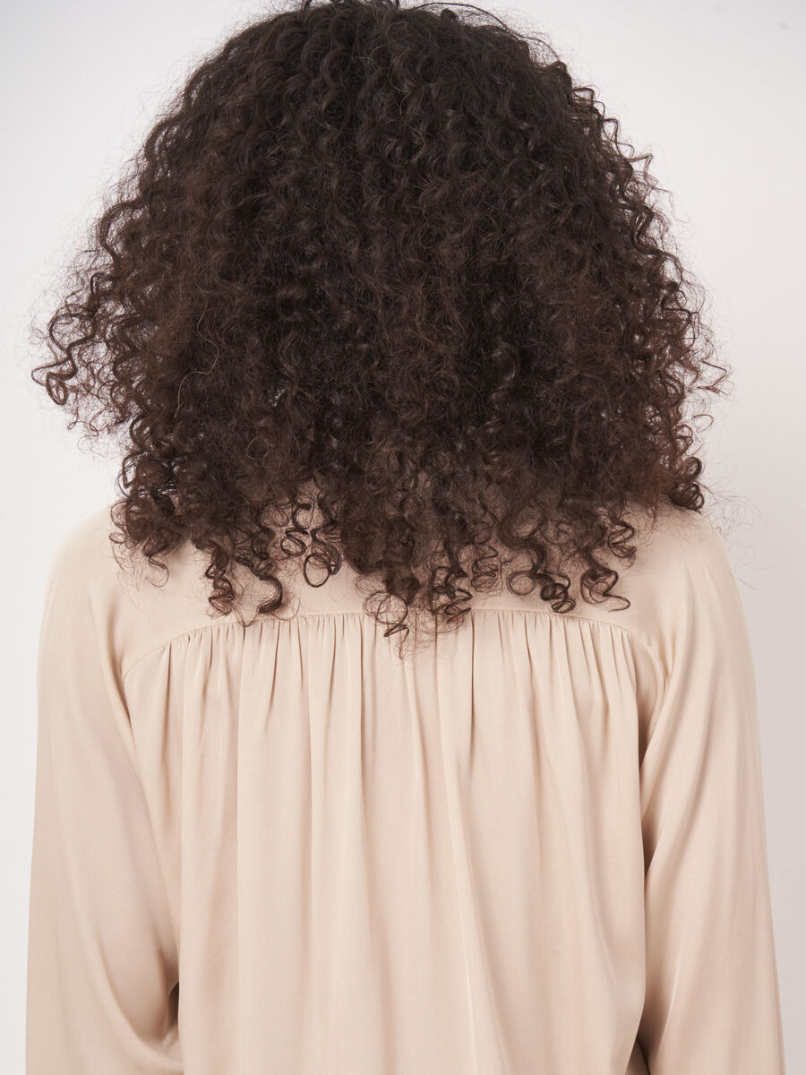Stretch-Seidenbluse mit Knopfleiste image number 0