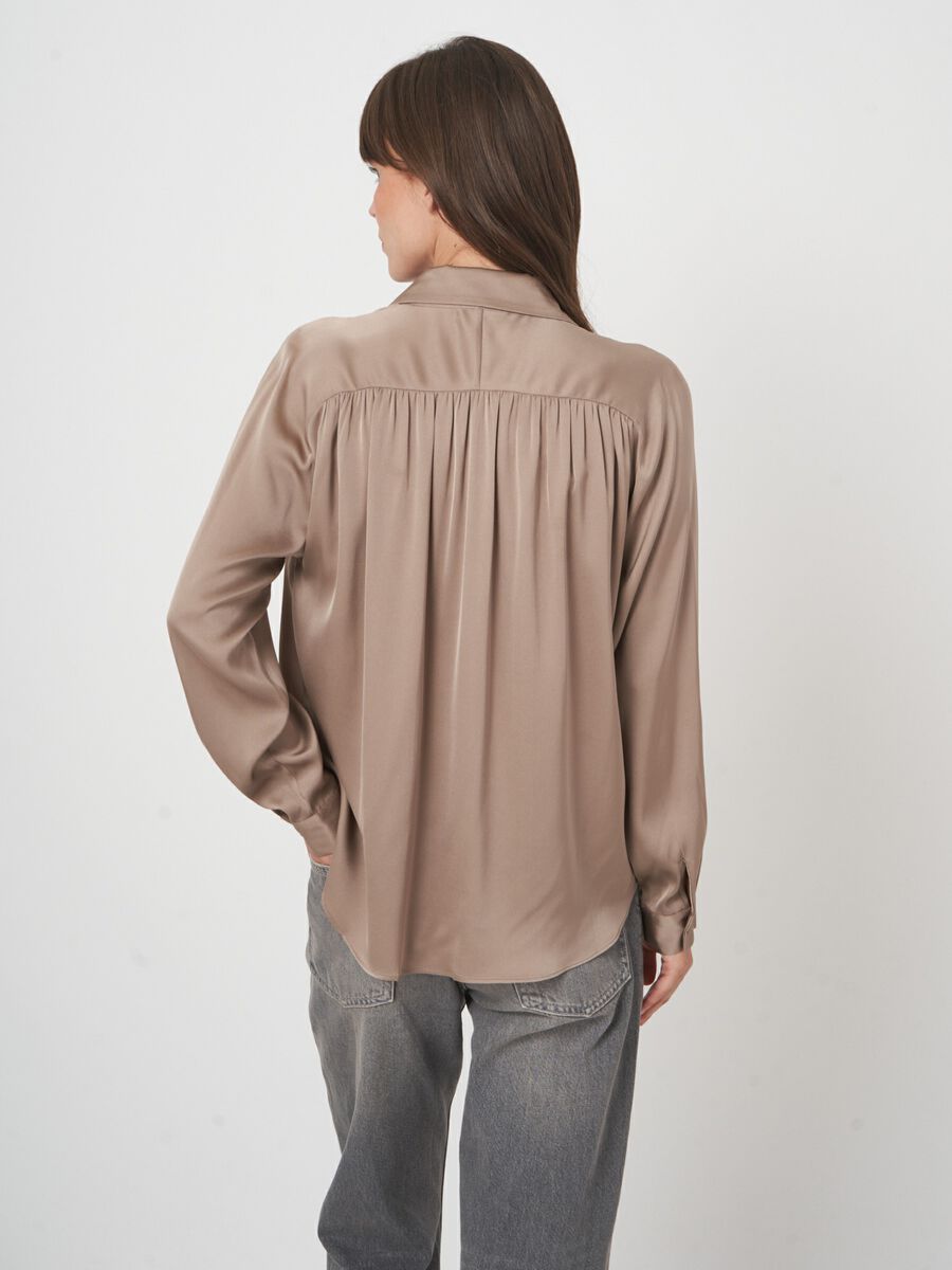 Zijden blouse met losse pasvorm image number 1