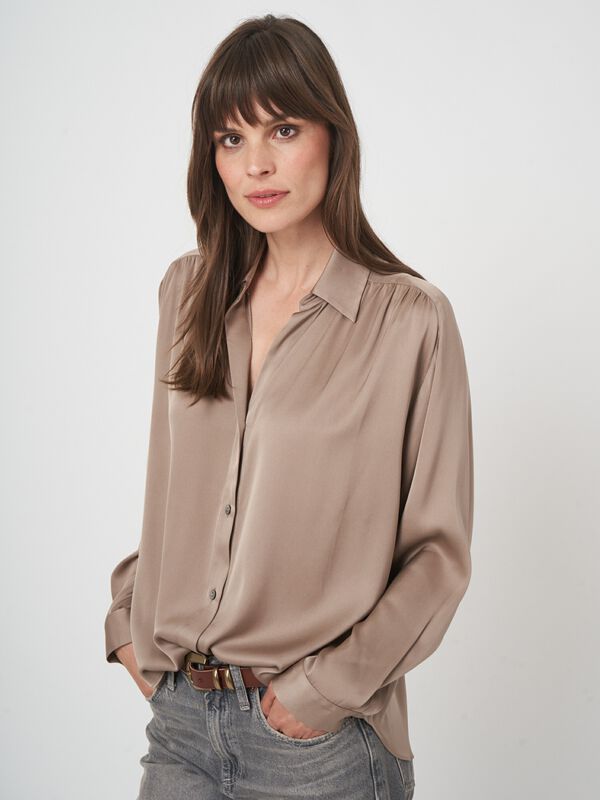 Blouse femme loose fit — soie fluide & élégance repeat image number 2