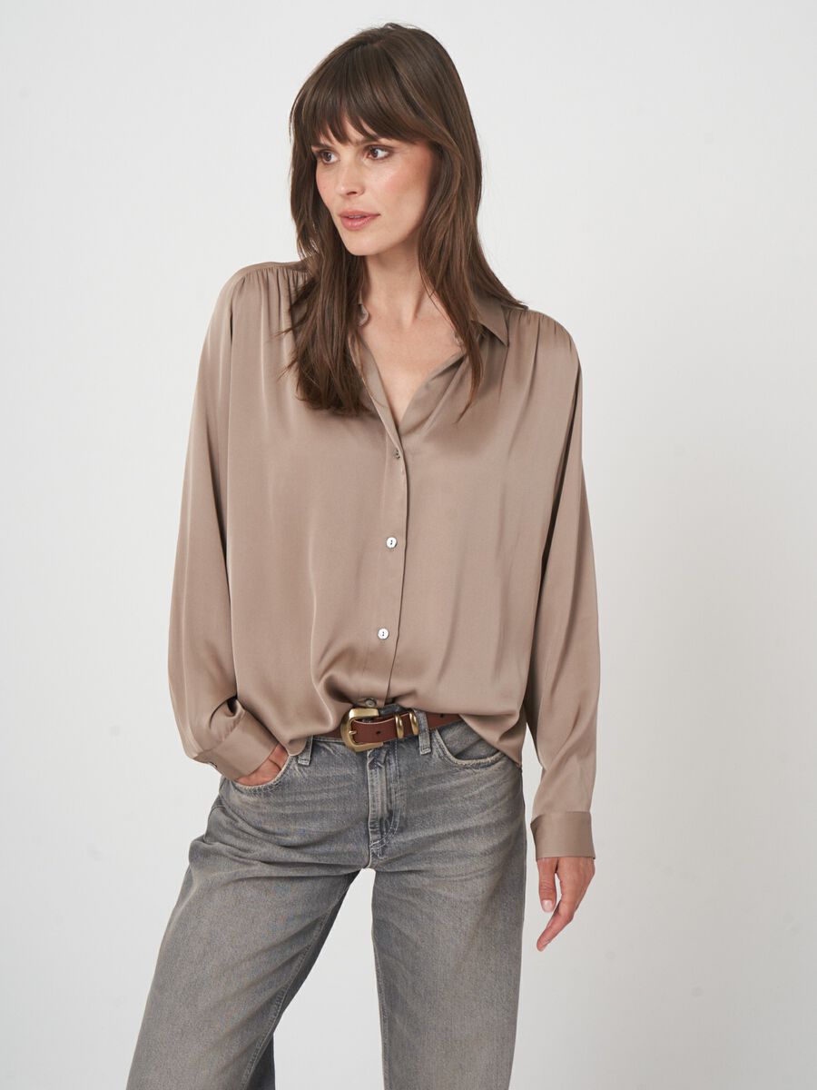Zijden blouse met losse pasvorm image number 3