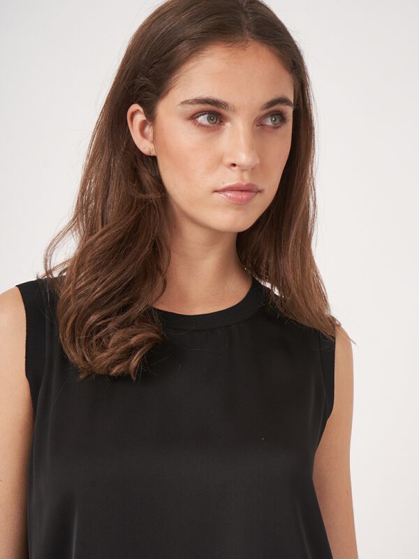 Zijden top met ribgebreid detail image number 2