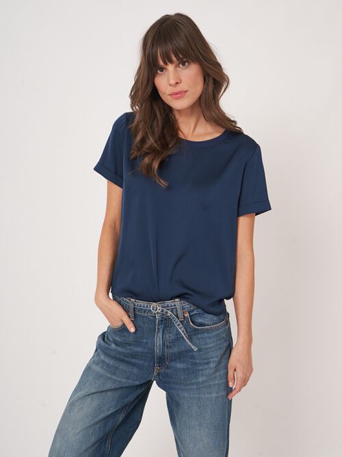 Seiden-T-Shirt mit aufgeschlagenen &Auml;rmeln