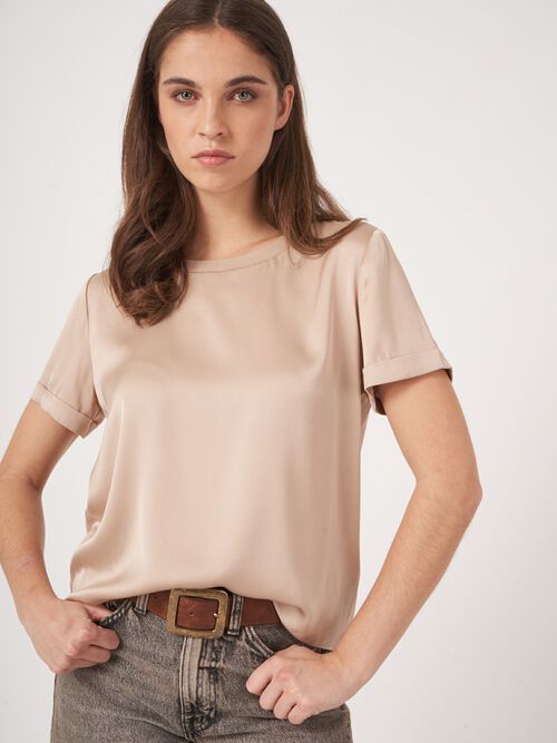 Seiden-T-Shirt mit aufgeschlagenen &Auml;rmeln