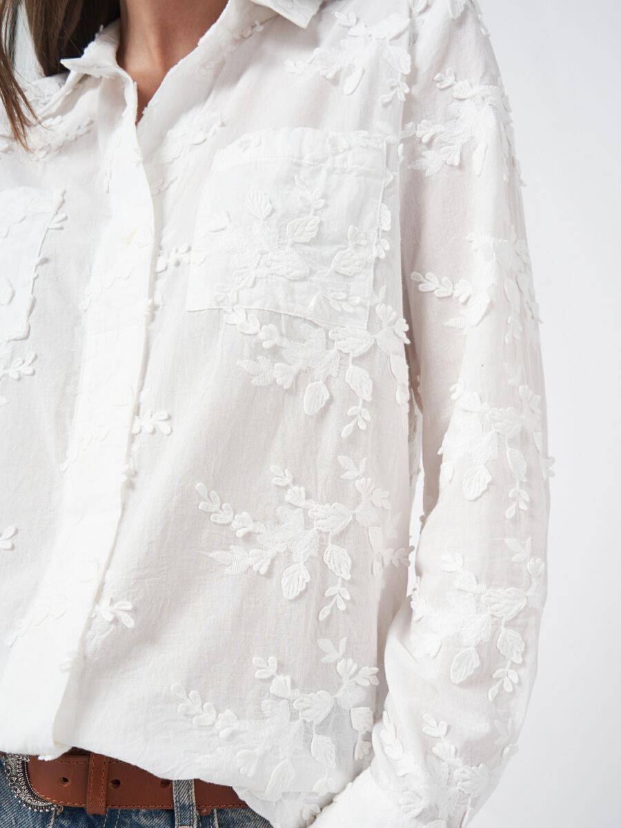 Chemise avec des fleurs brod&eacute;es en coton  image number 1