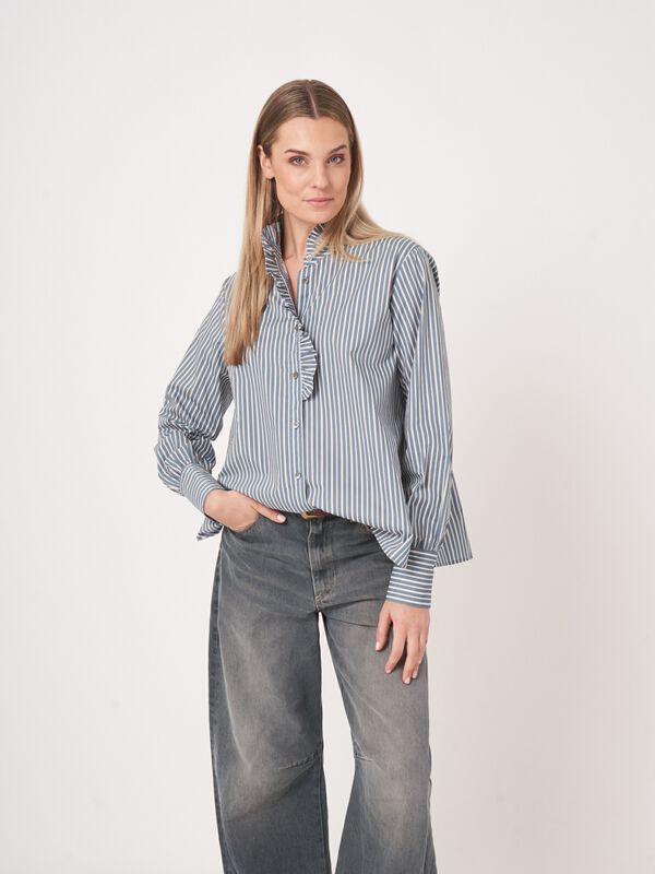 Gestreepte blouse met ruffle kraag image number 1