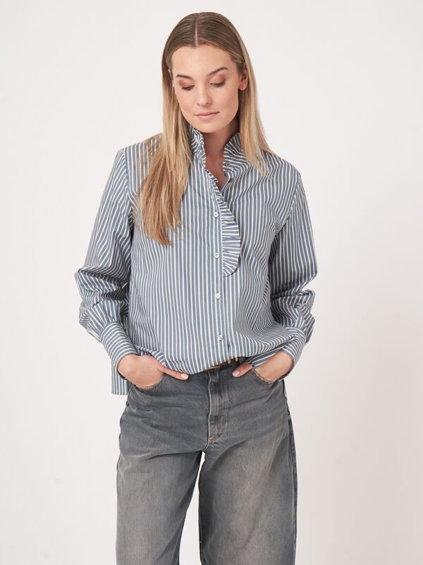 Gestreepte blouse met ruffle kraag image number 2