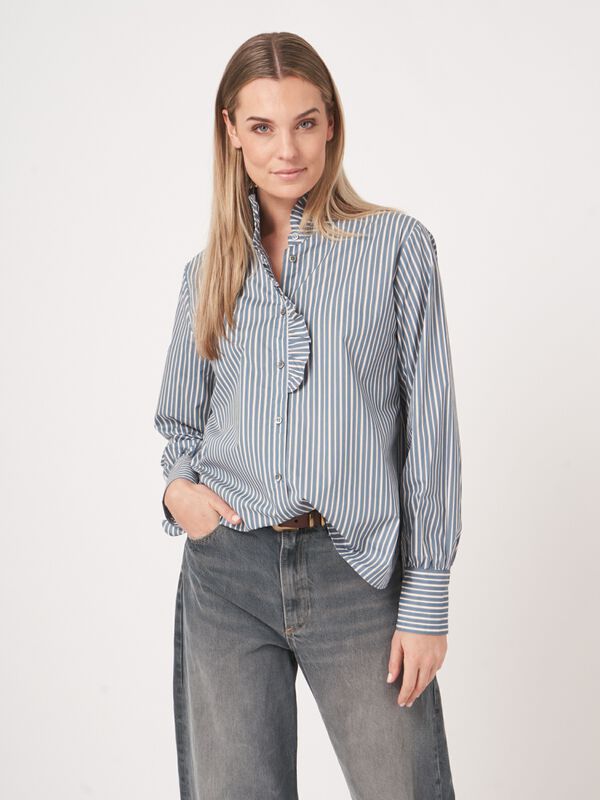 Gestreepte blouse met ruffle kraag image number 4