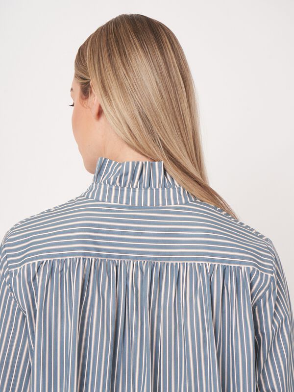 Gestreepte blouse met ruffle kraag image number 6