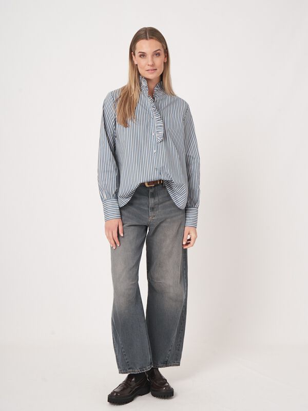 Gestreepte blouse met ruffle kraag image number 8