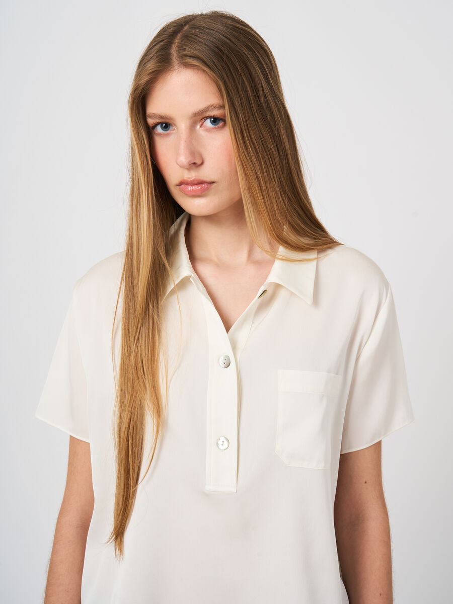 Blouse en soie stretch &agrave; manches courtes image number 0