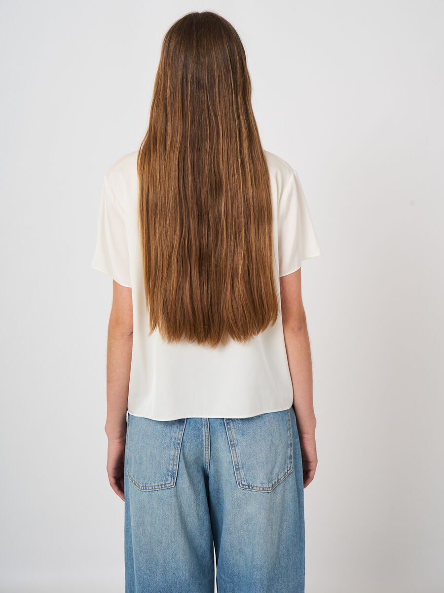 Blouse en soie stretch &agrave; manches courtes image number 2