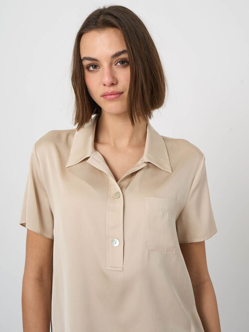 Blouse en soie stretch &agrave; manches courtes