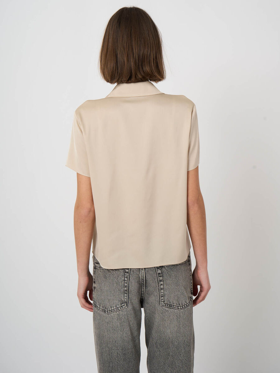 Blouse en soie stretch &agrave; manches courtes image number 2
