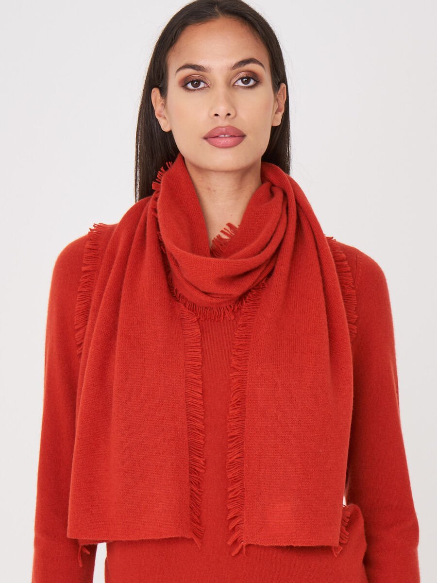 Cashmere scarf with fringes image number 0