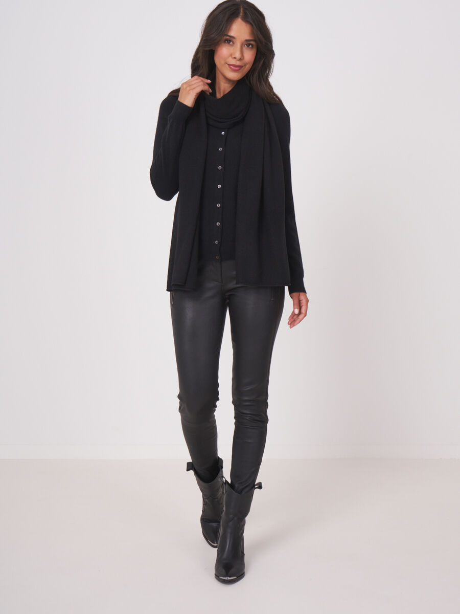 Gro&szlig;er Strickschal aus Merinowolle image number 3