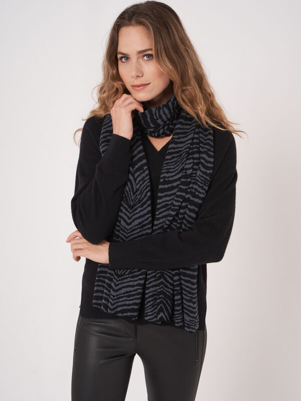 Strickschal mit Zebra-Print aus Kaschmir-Wollmischung image number 0