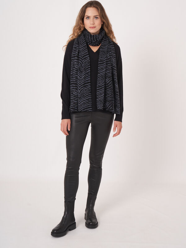 Strickschal mit Zebra-Print aus Kaschmir-Wollmischung image number 4