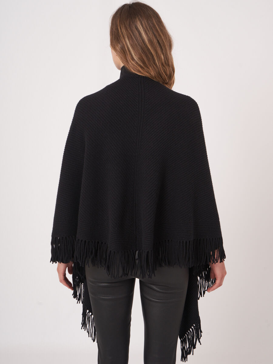 Grob gestrickter Cape mit Fransen image number 1