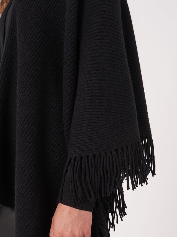 Grof gebreide cape met rib en franjes image number 3