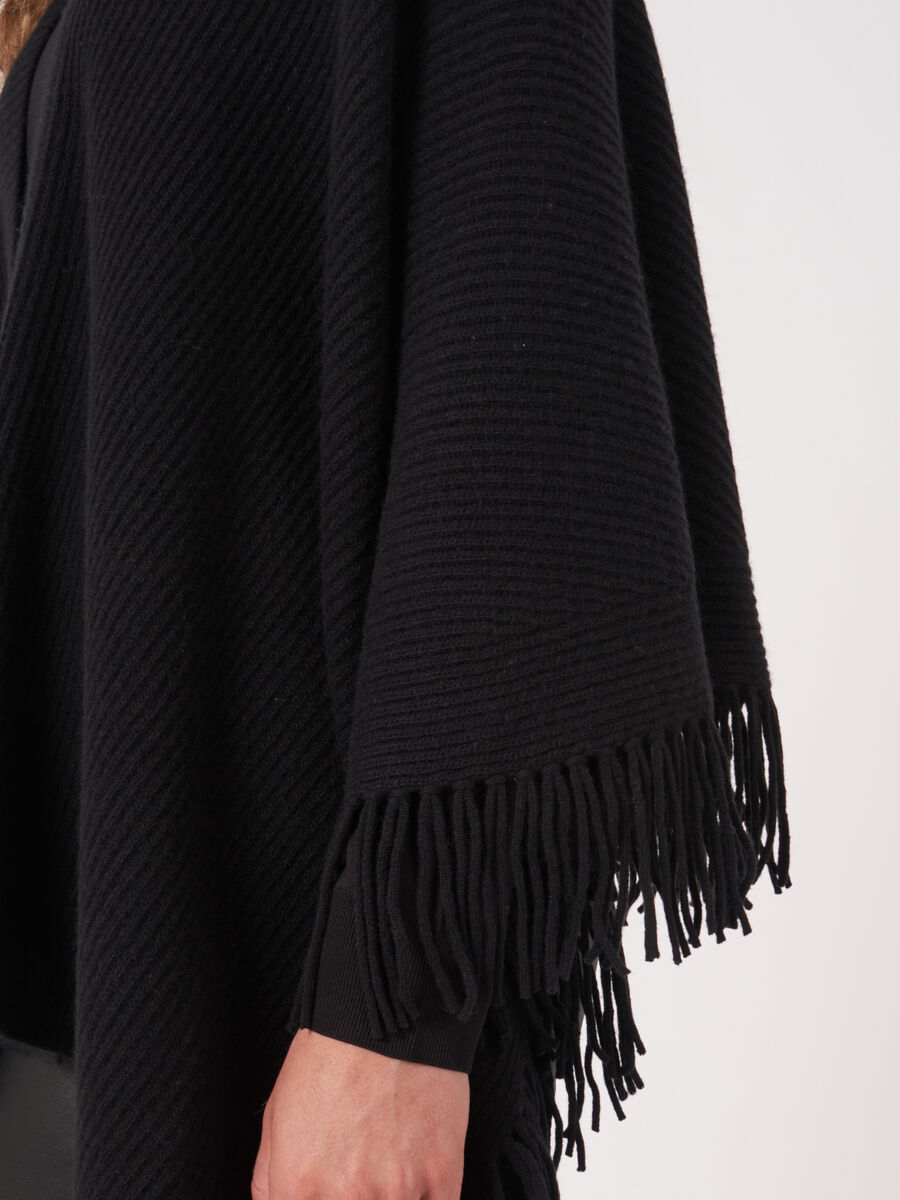 Grob gestrickter Cape mit Fransen image number 3