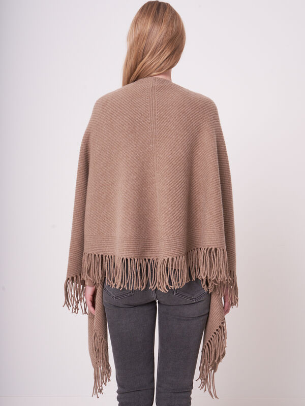 Grob gestrickter Cape mit Fransen image number 1