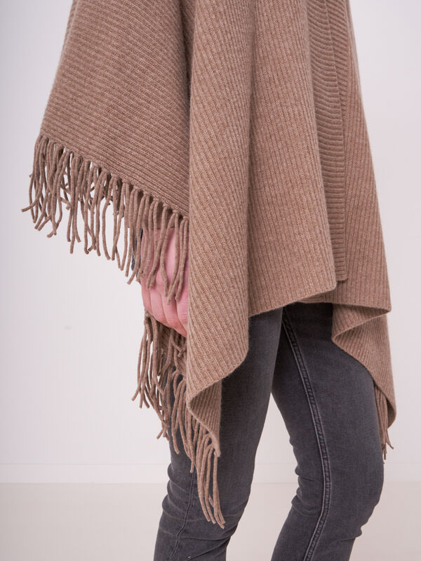 Grob gestrickter Cape mit Fransen image number 2