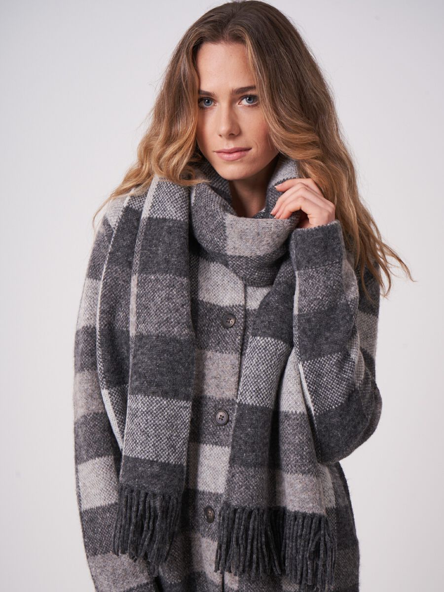Check patterned intarsia knitted scarf with fringes image number 1