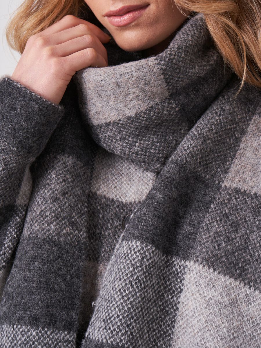 Check patterned intarsia knitted scarf with fringes image number 2