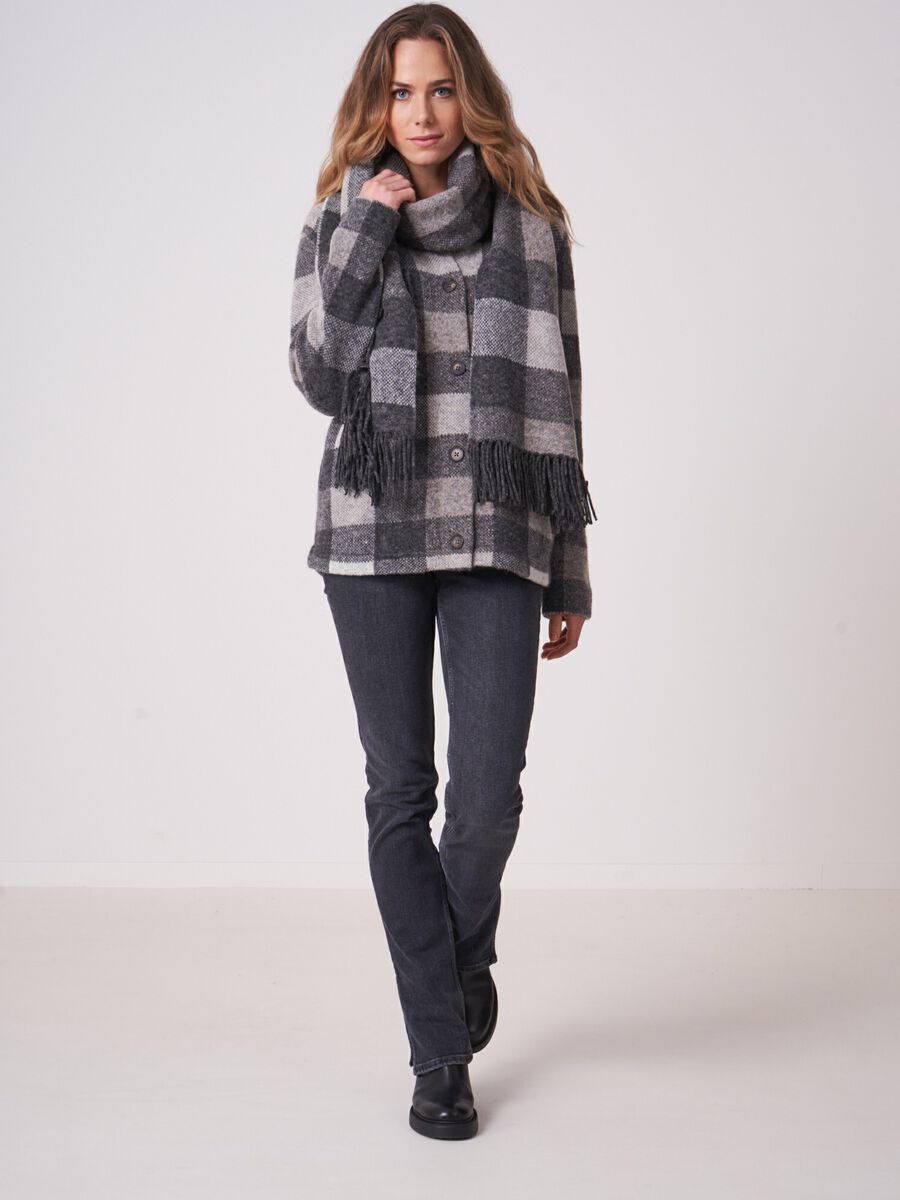 Check patterned intarsia knitted scarf with fringes image number 3