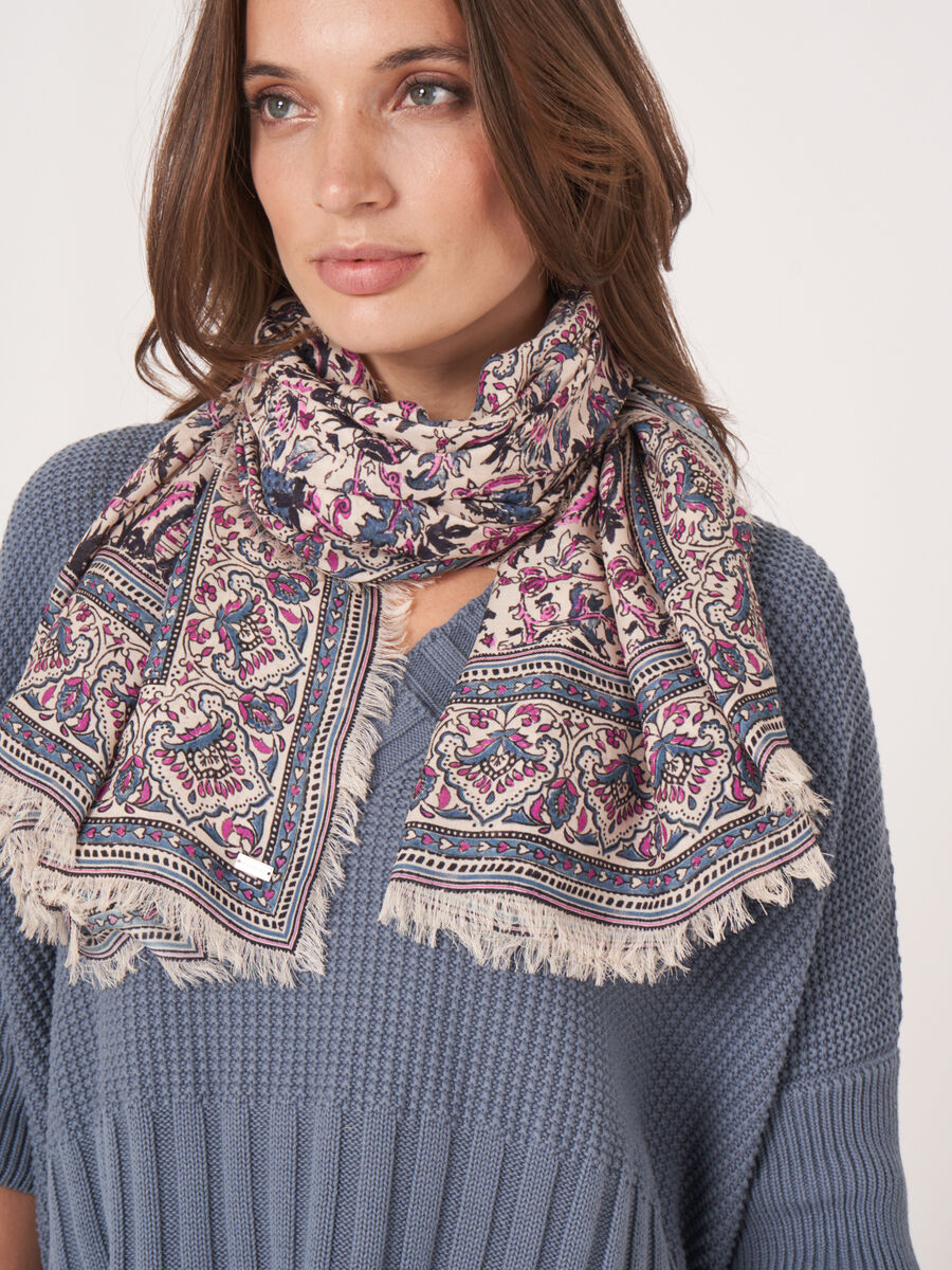 Quadratischer Schal aus Modal-Kaschmir-Mischung mit Blumenprint image number 4