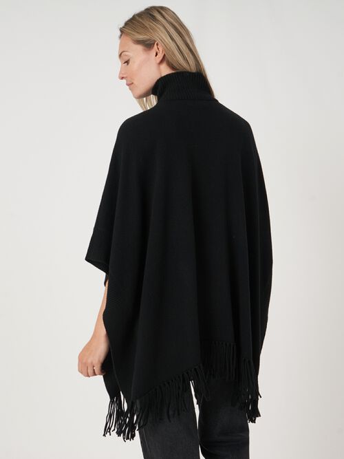 Poncho met franje en ritskraag