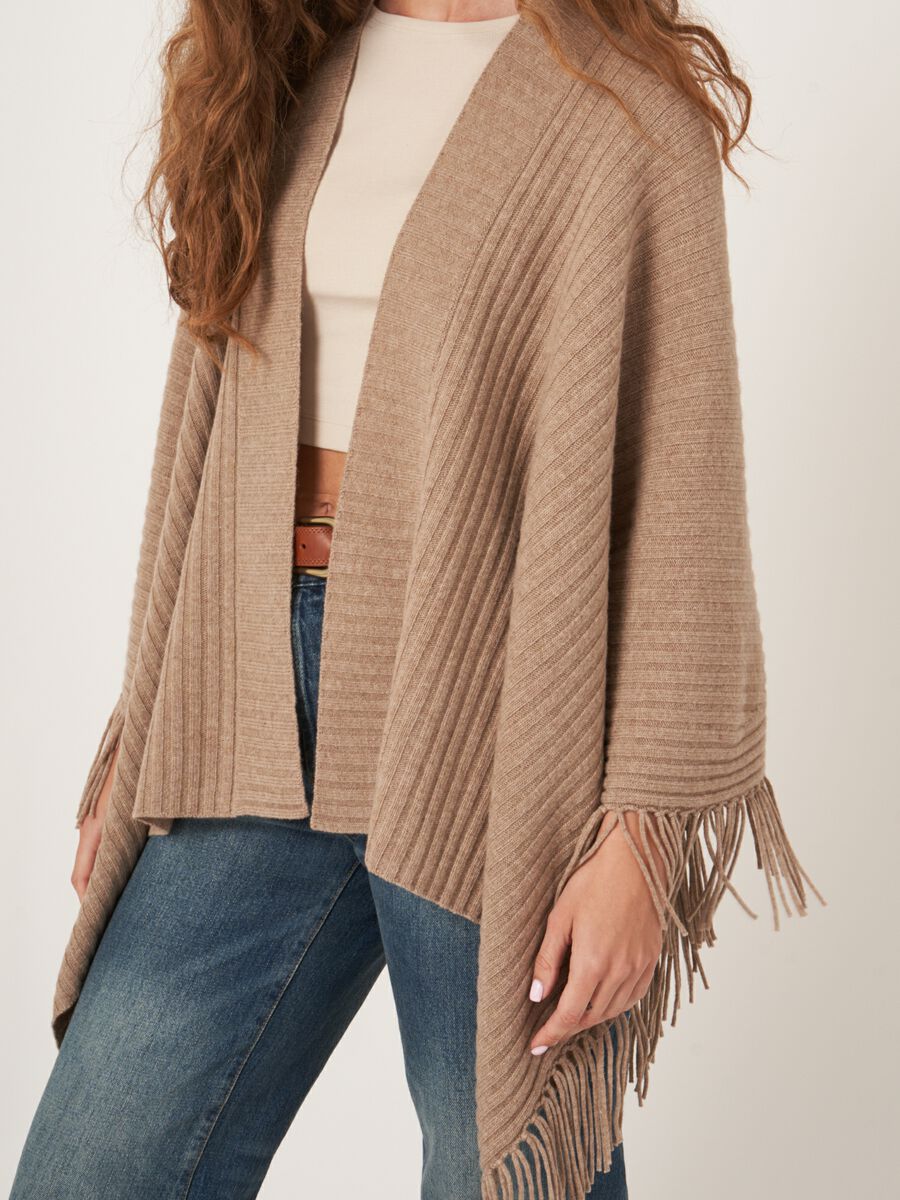 Rib knit cape with fringes image number 3