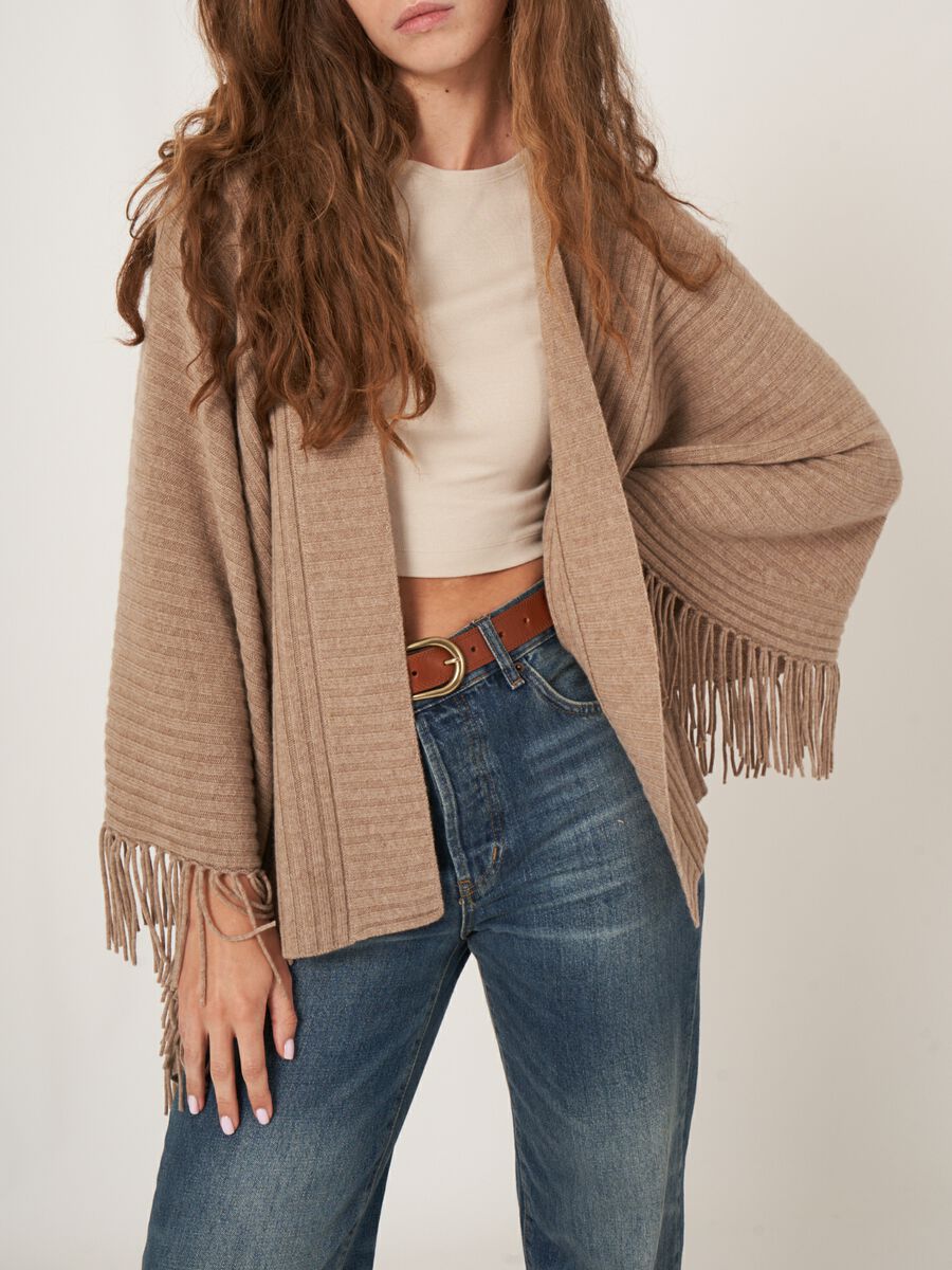 Rib knit cape with fringes image number 4
