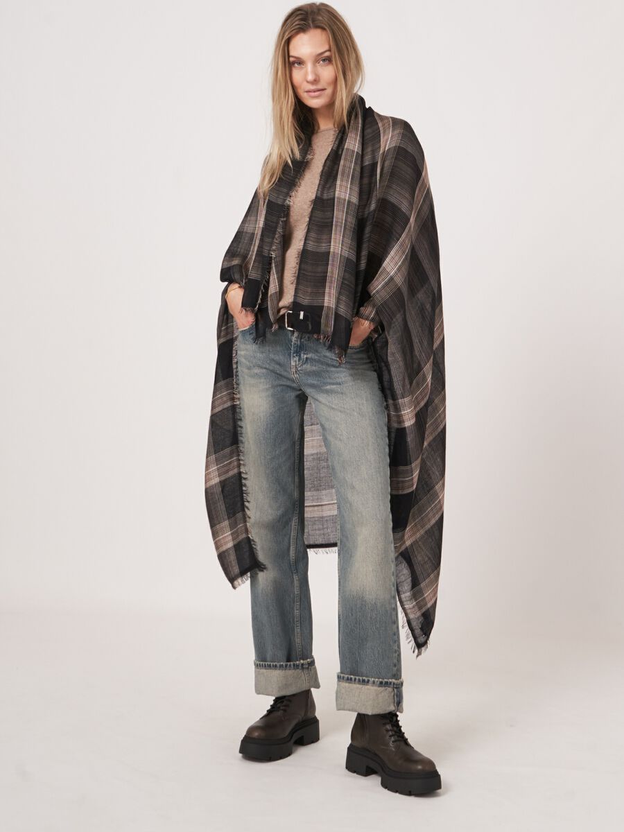 Vierkante sjaal van cashmere mix met ruitjesprint en franjezoom image number 1