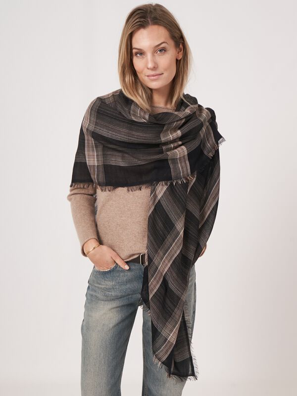 Écharpe carrée à motif à carreaux et ourlet à franges en cachemire mélangé image number 2