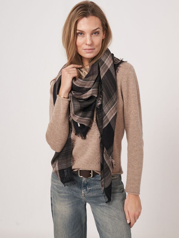 Écharpe carrée à motif à carreaux et ourlet à franges en cachemire mélangé image number 4